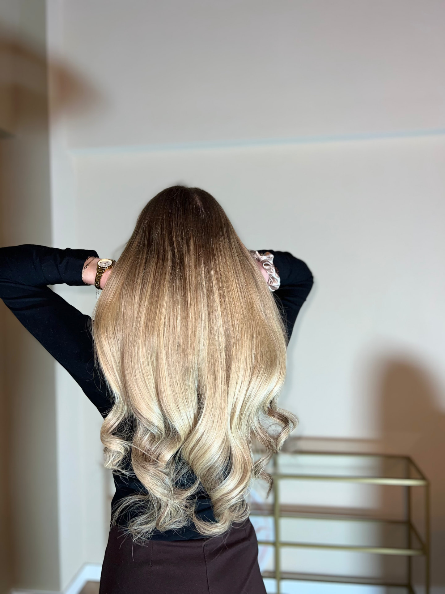Lang golvend blond haar met extensions bij MimaHair